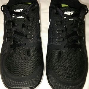 Girl's Youth Nike black tennis shoes